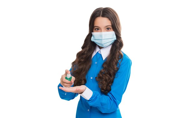 Epidemiologo medico ragazza in maschera respiratore utilizzando misure igieniche preventive contro l'epidemia di pandemia di coronavirus come gel disinfettante antibatterico isolato su bianco, antisettico.