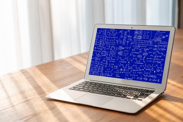 Equazioni matematiche e formula modish sullo schermo del computer