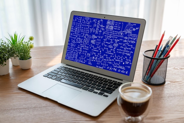 Equazioni matematiche e formula modish sullo schermo del computer