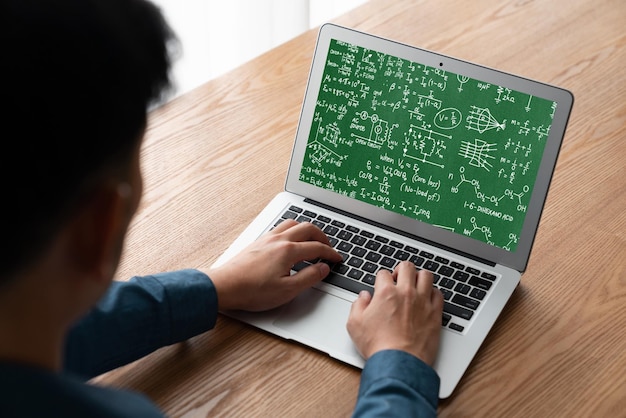 Equazioni matematiche e formula modish sullo schermo del computer