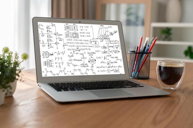 Equazioni matematiche e formula modish sullo schermo del computer