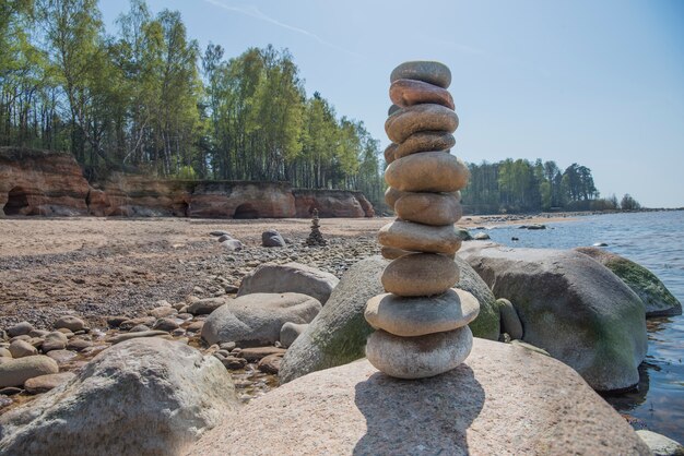 Equilibrio di pietre sulla spiaggia. Luogo sulle coste lettoni chiamato Veczemju klintis