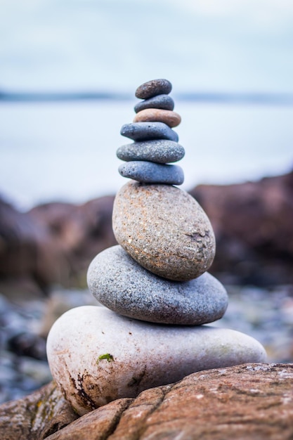 Equilibrio relax e benessere Cairn di pietra al di fuori dell'oceano sullo sfondo sfocato