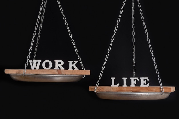 Equilibrio tra lavoro e vita personale Scale su sfondo nero da vicino
