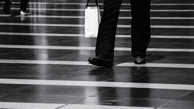 Equipaggi camminare sulla via dopo l&#39;acquisto in urbano - monocromatico