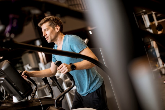 Equipaggi fare l&#39;esercizio sull&#39;istruttore ellittico nel club della palestra di forma fisica di sport