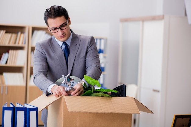 Equipaggi l'ufficio commovente con la scatola e le sue cose