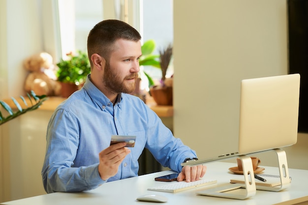 Equipaggi la ricerca dei prodotti da comprare su un negozio online sul computer portatile con la carta di credito