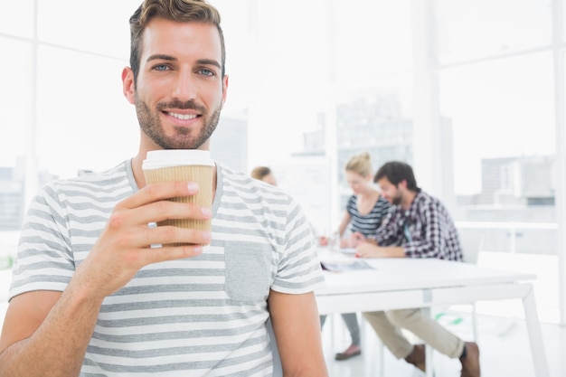 Equipaggi la tenuta della tazza di caffè eliminabile con i colleghi nella priorità bassa