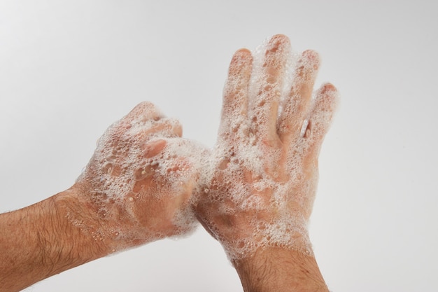 Equipaggi lavare le mani sporche con sapone, primo piano