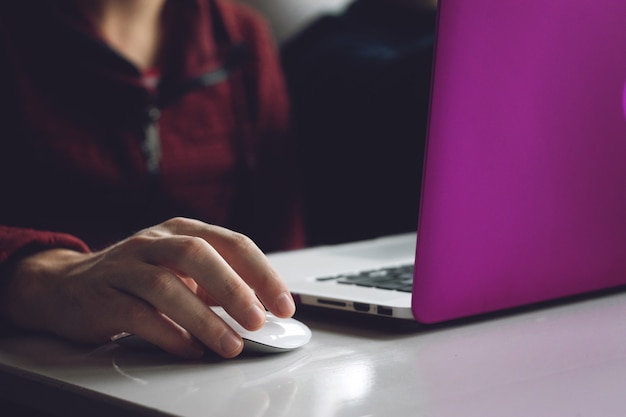 Equipaggi le mani che lavorano al computer portatile moderno