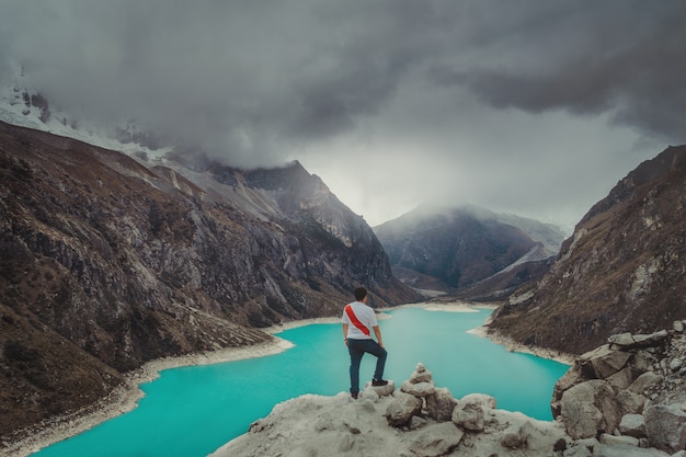 Equipaggi lo sguardo sopra la montagna una laguna e nevoso