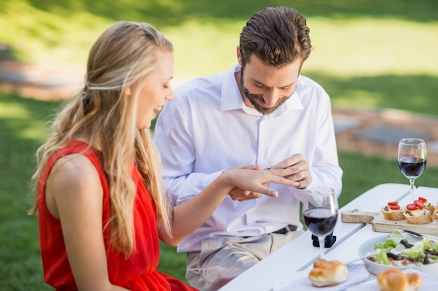 Equipaggi mettere un anello sul dito della donna nel ristorante