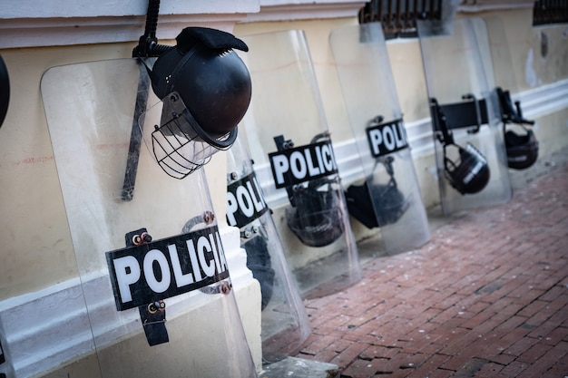 Equipaggiamento della polizia come scudo e casco per strada. Foto di alta qualità