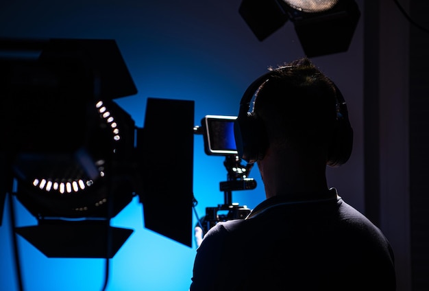Equipaggiamento di studio di produzione video e operatore di telecamera