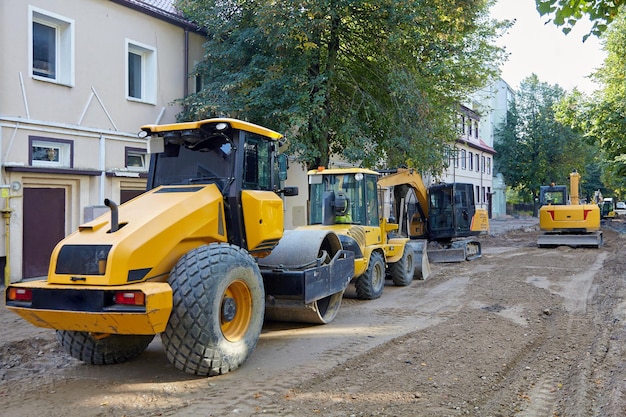 Equipaggiamento per la costruzione stradale scavatori rulli di asfalto bulldozer su una strada cittadina con la superficie stradale rimossa attrezzature per la riparazione e la posa di superfici stradali