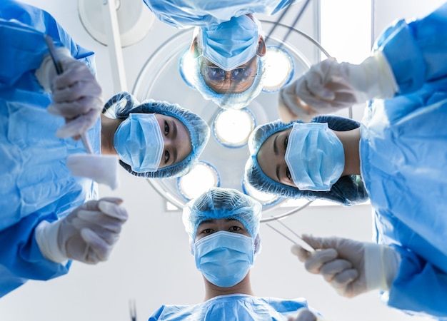 Equipe medica che esegue un'operazione chirurgica in un ospedale operativo