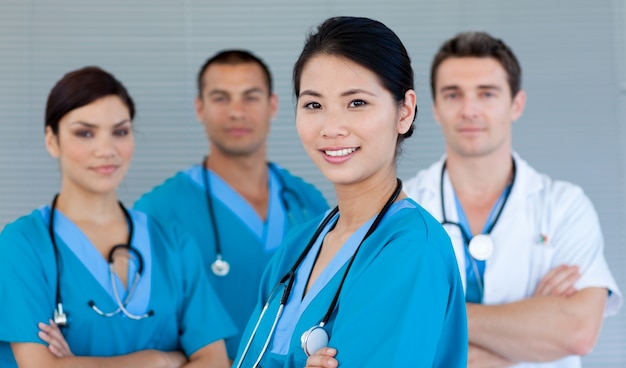 Equipe medica sorridendo alla telecamera