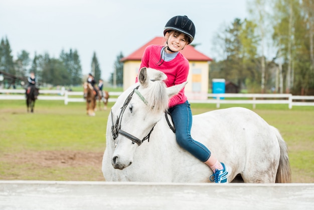 Equitazione, bella equestre - la bambina sta cavalcando un cavallo