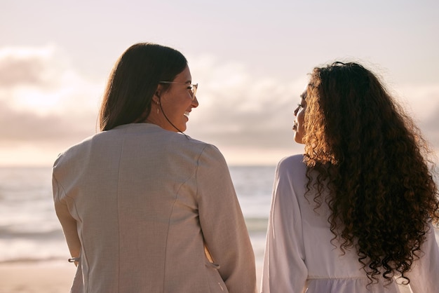 Era necessaria una giornata in spiaggia per ragazze Foto di due migliori amiche che si uniscono durante una giornata in spiaggia