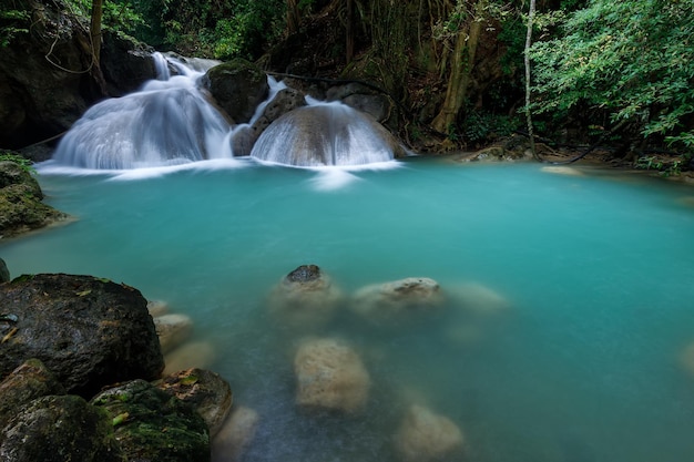 Erawan Waterfallbella cascata nella foresta profonda Thailandia