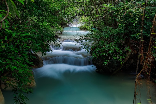 Erawan Waterfallbella cascata nella foresta profonda Thailandia