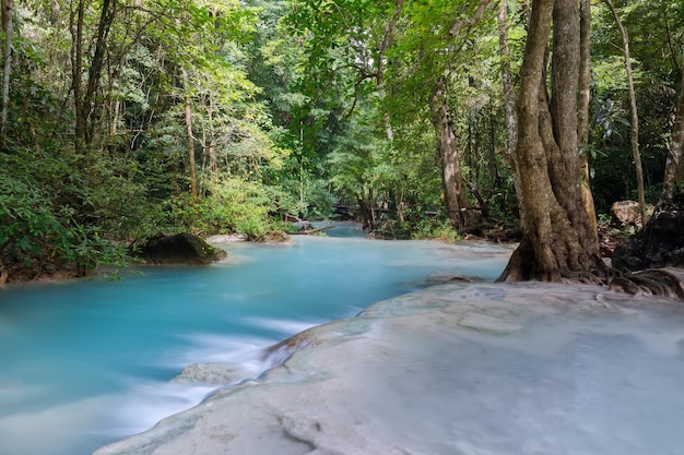 Erawan Waterfallbella cascata nella foresta profonda Thailandia