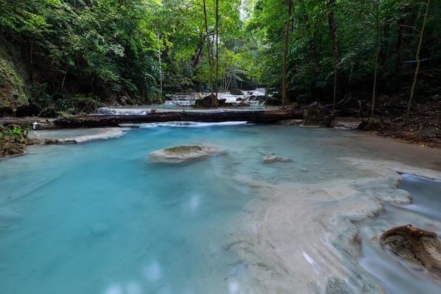 Erawan Waterfallbella cascata nella foresta profonda Thailandia