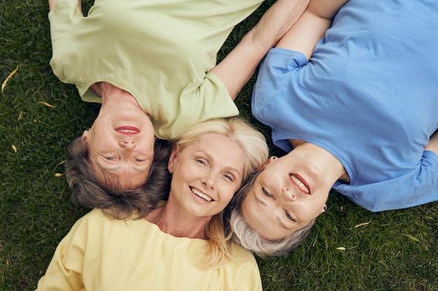 erba adulto stile di vita felice parco maturo sorriso donna campo