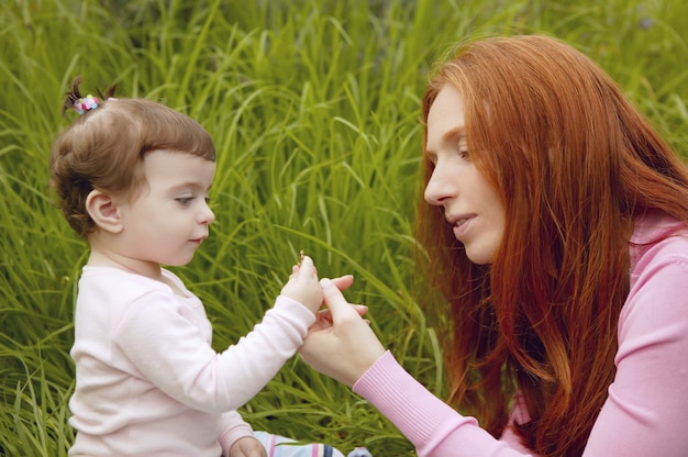 Erba all&#39;aperto della madre e del bambino che gioca parco