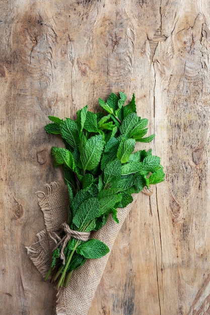 Erbe aromatiche fresche dall'alto su sfondo di legno vecchio