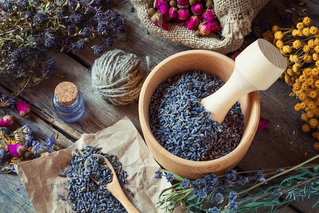 Erbe curative mortaio di legno di lavanda bottiglie di tintura Medicina alternativa a base di erbe Vista dall'alto