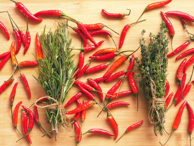 Erbe e pepe Peperoncino di timo rosmarino sulla tavola di legno