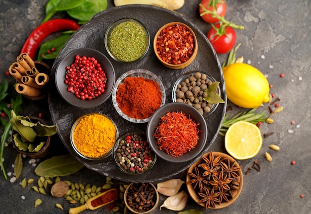 Erbe e spezie in ciotole di metallo Ingredienti per alimenti e cucina Colorati additivi naturali