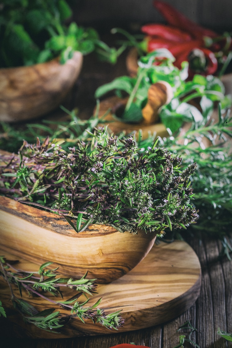 Foto erbe fresche - timo, rosmarino, peperoncino, menta, prezzemolo