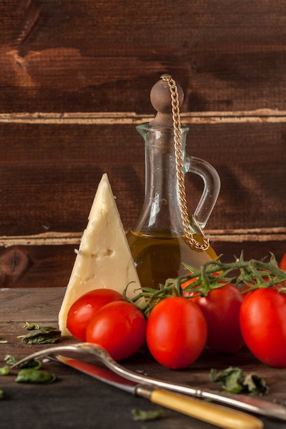 erbe, olio, pomodori e formaggio