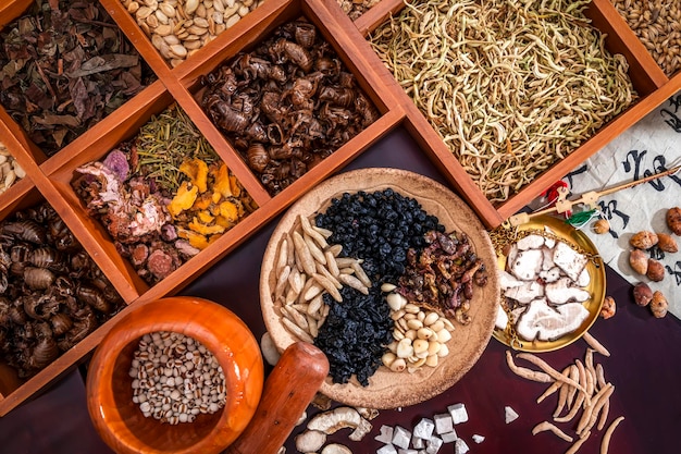 Erboristeria cinese e tè ai fiori su legno