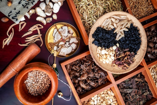 Erboristeria cinese e tè ai fiori su legno