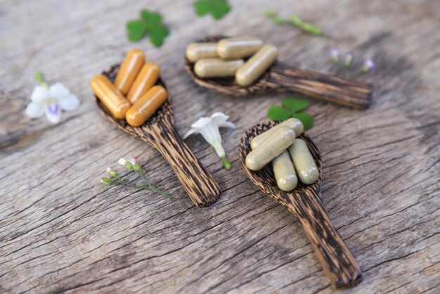 Erboristeria in capsule di foglie di moringa su tavola in legno rustico con spazio copia per sfondo medico mangiare sano con prodotto naturale per vivere bene