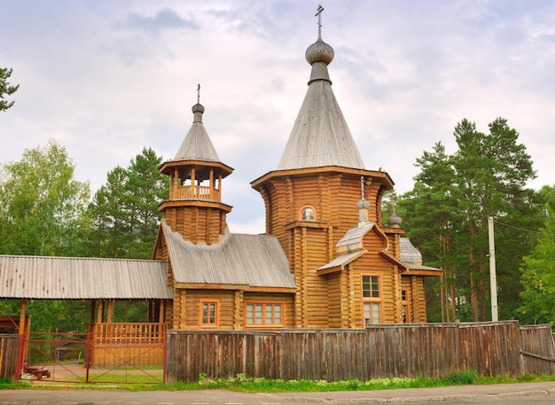 Eremo del monastero di Znamensky sotto un cielo nuvoloso blu Divnogorsk Siberia Russia