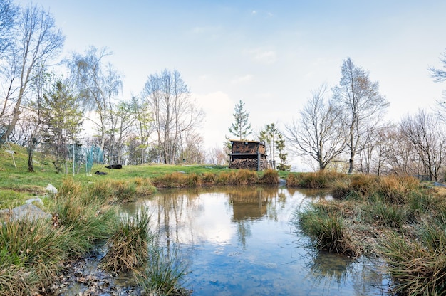 Eremo in legno nei pressi di un laghetto