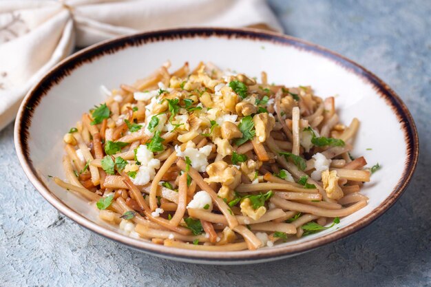 Eriste di noodle turchi con formaggio noci e prezzemolo