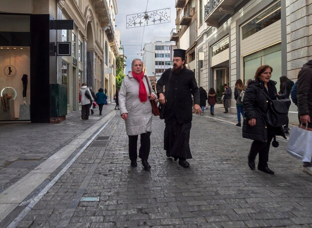 Ermou Street è la via dello shopping centrale della città di Atene con la tipica architettura greca in Grecia