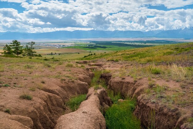 Erosione del suolo profondo burrone in lontananza Vista panoramica su rilievi insoliti colorati Pittoresca gola negli altopiani