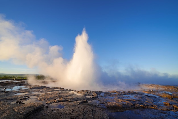 Eruzione del geyser di Strokkur in Islanda