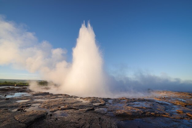 Eruzione del geyser di Strokkur in Islanda