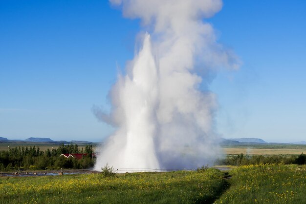 Eruzione del geyser di Strokkur in Islanda