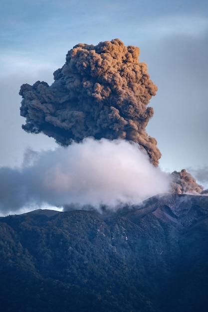 eruzione del vulcano sull'isola