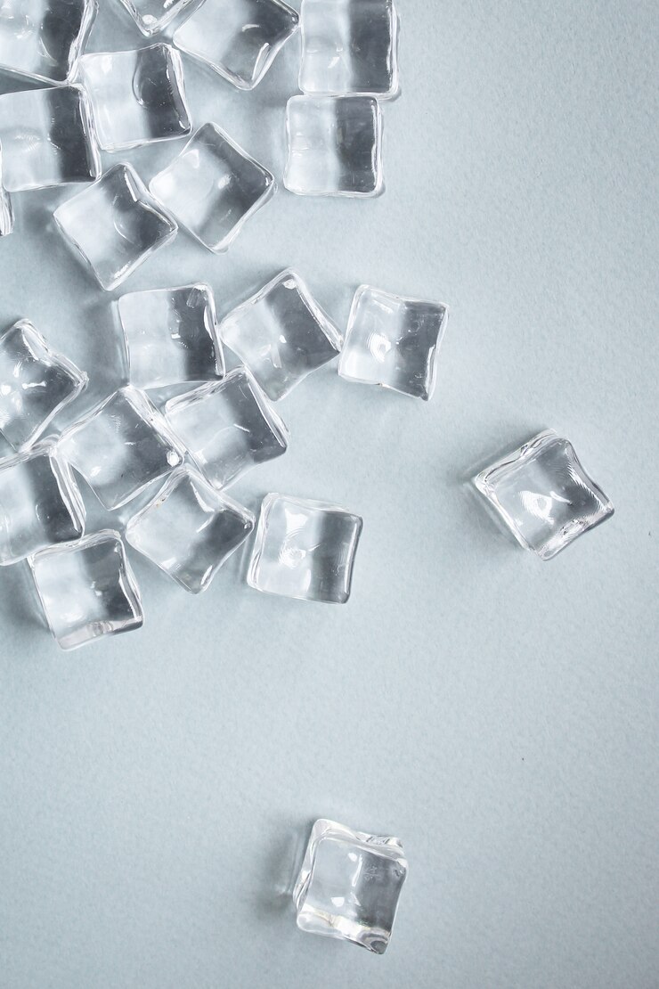 Es buatan transparan, potongan akrilik plastik yang dapat digunakan kembali