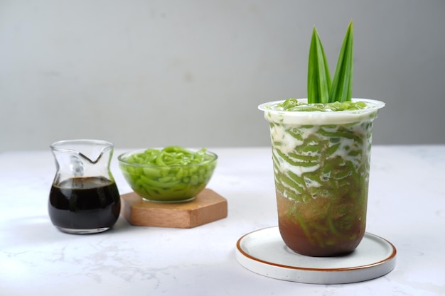 es cendol o lod chong è un dolce gelato a base di vermicelli pandan con latte di cocco,